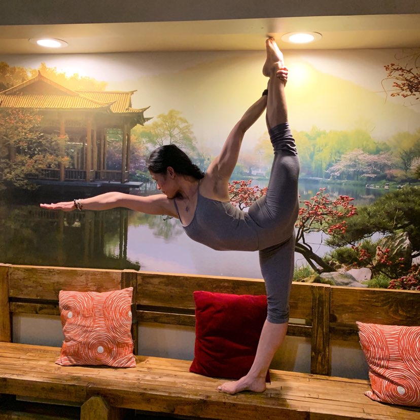 6-Standing-Bow-Pulling-Pose-14-Diana-Aldeguer