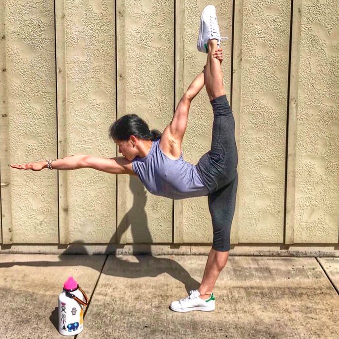 6-Standing-Bow-Pulling-Pose-6-Diana-Aldeguer